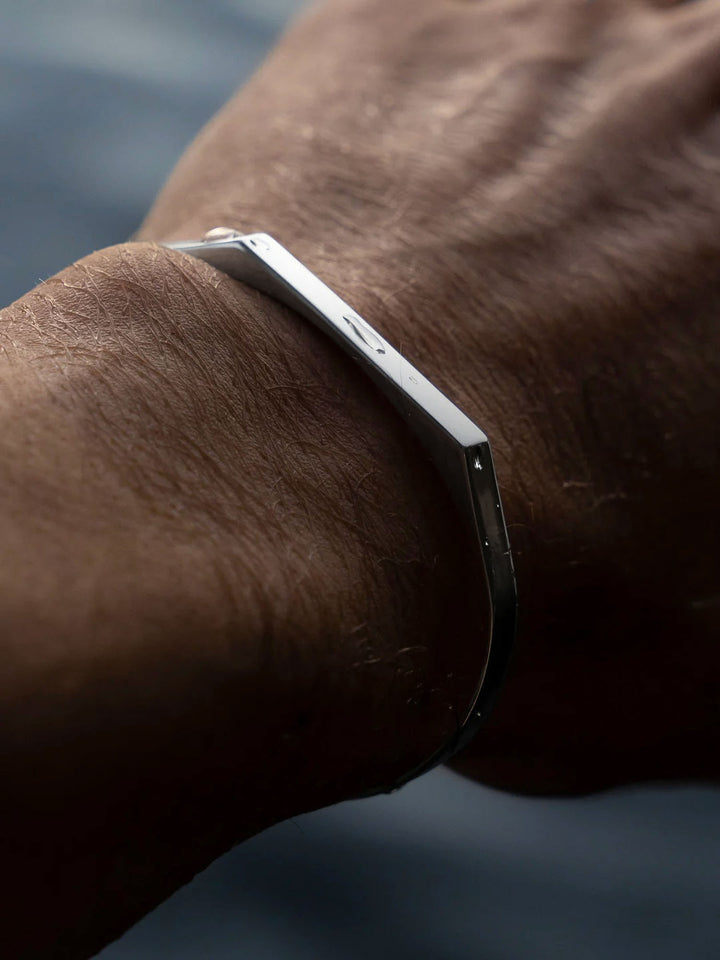 UNISIZE SIGNET CUFF IN SILVER