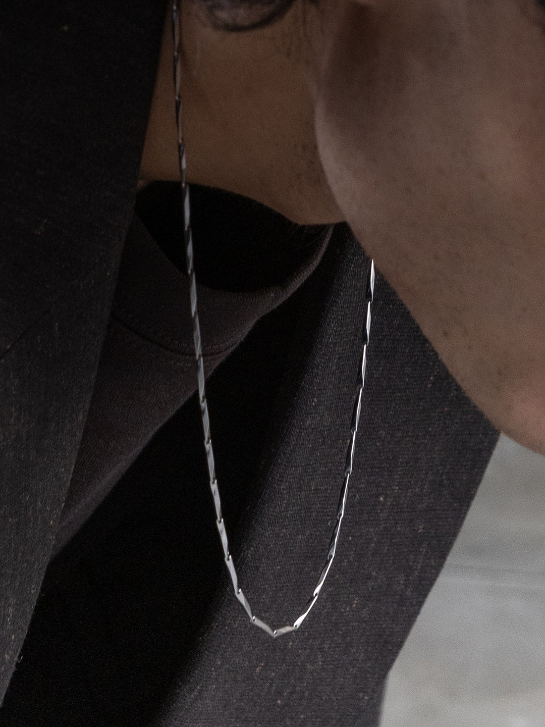 LINEAR CHAIN NECKLACE