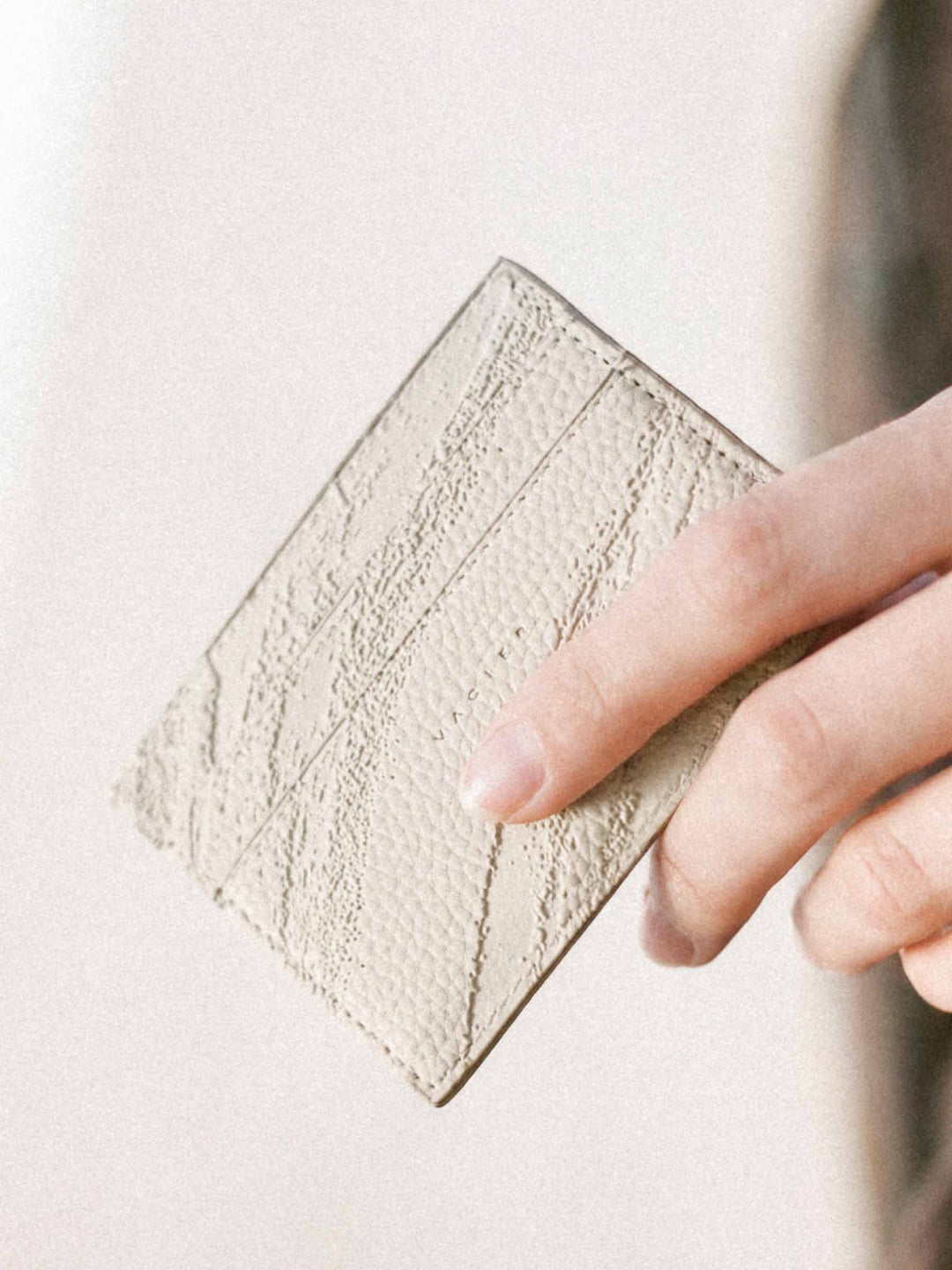 RIPPLE CARD HOLDER SAND
