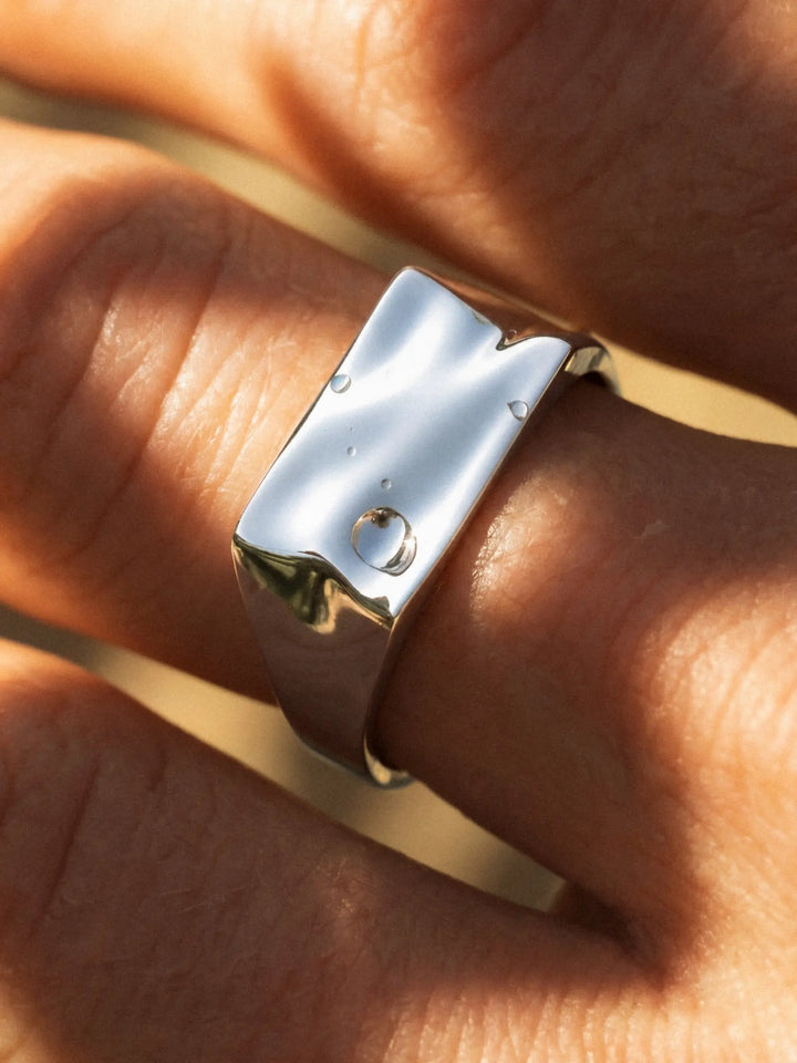 RIPPLE SIGNET RING IN SILVER