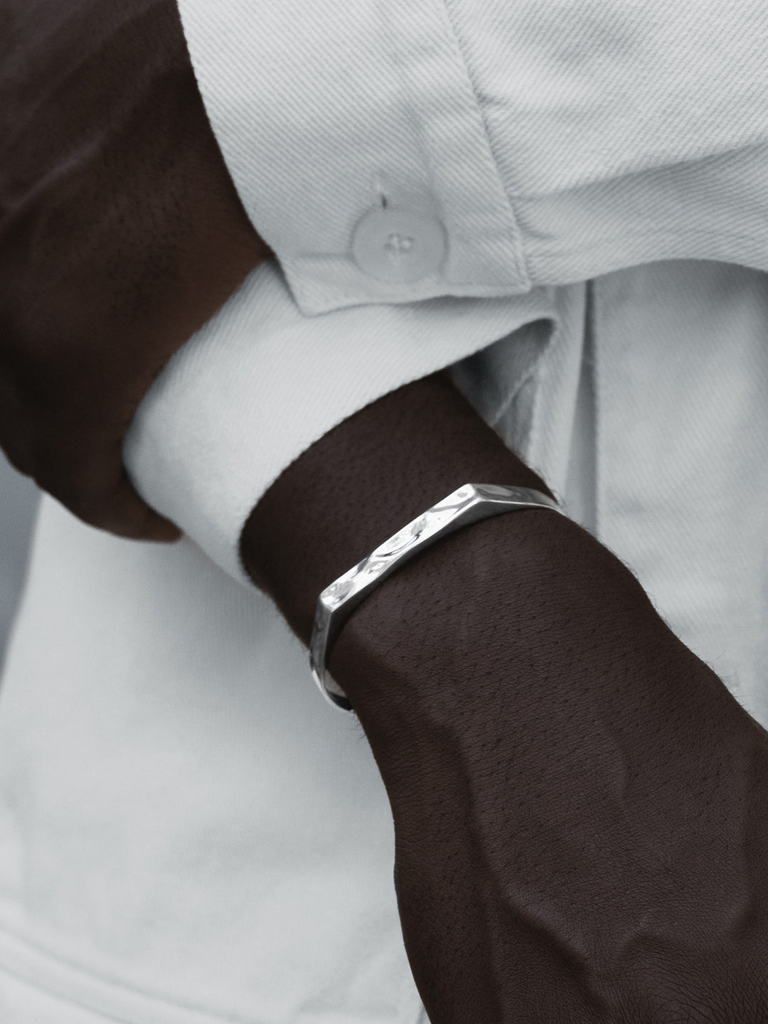 RIPPLE SIGNET CUFF IN SILVER