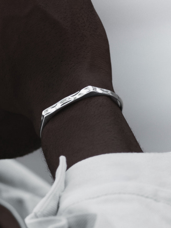 RIPPLE SIGNET CUFF IN SILVER